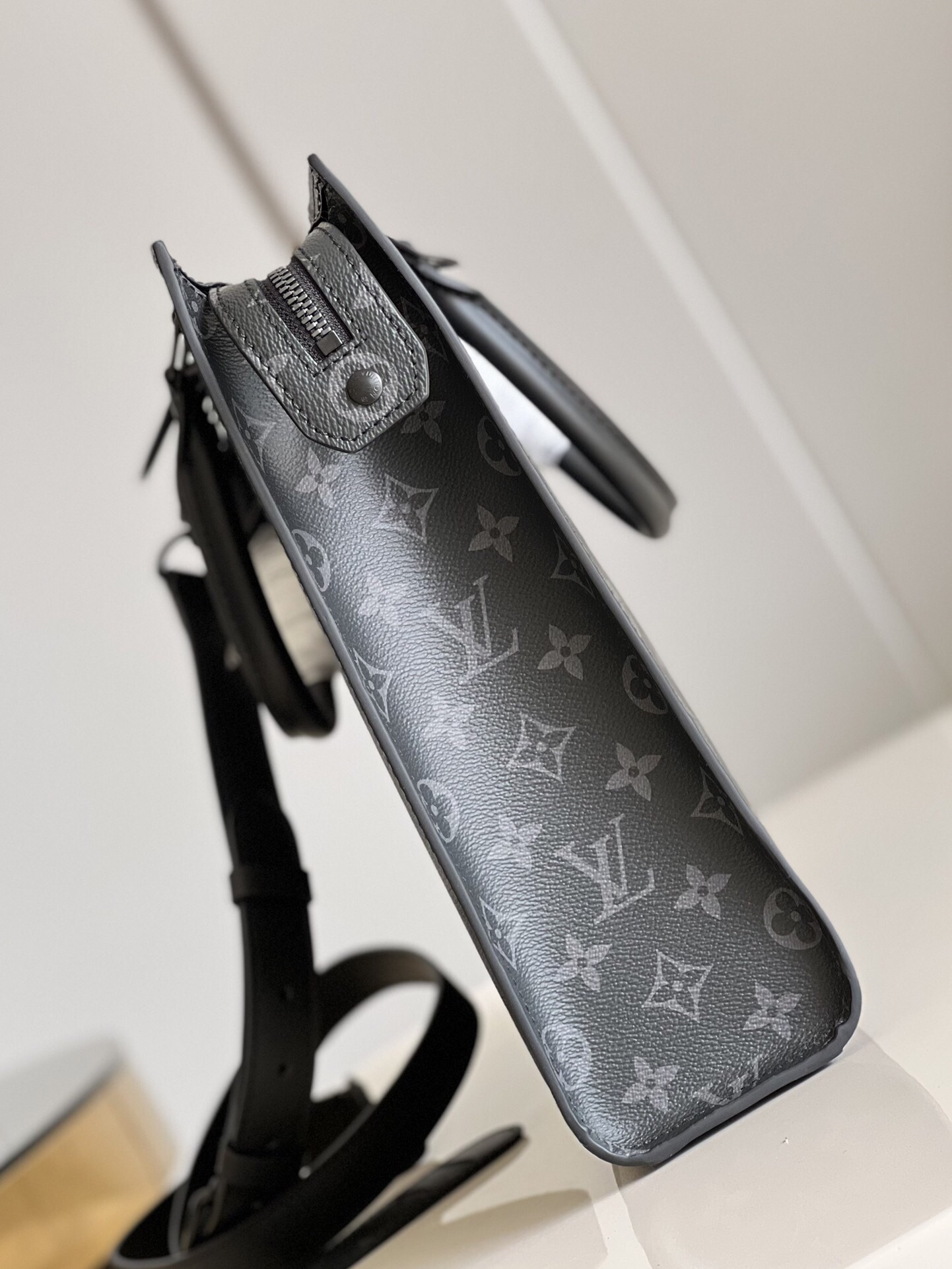 Louis Sac Plat Horizontal Zipp?? size: 39x30x7CM