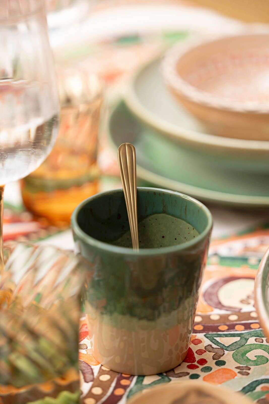 Donkergroene koffiemokken met kleurenoverloop