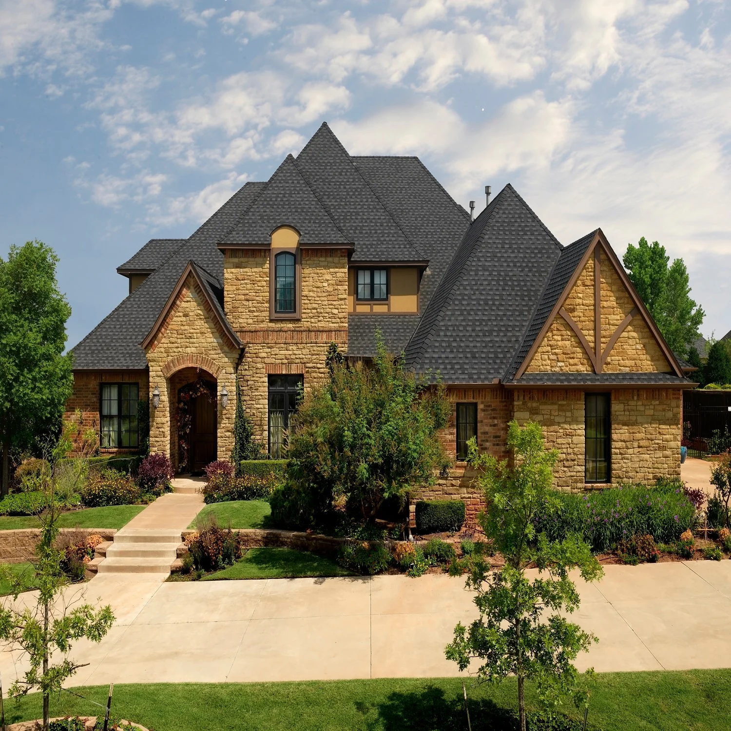 GAF Timberline Ultra HD (UHDZ) Charcoal Architectural Asphalt Roof Shingles, 25 sq ft per Bundle (4 Bundles per Square)