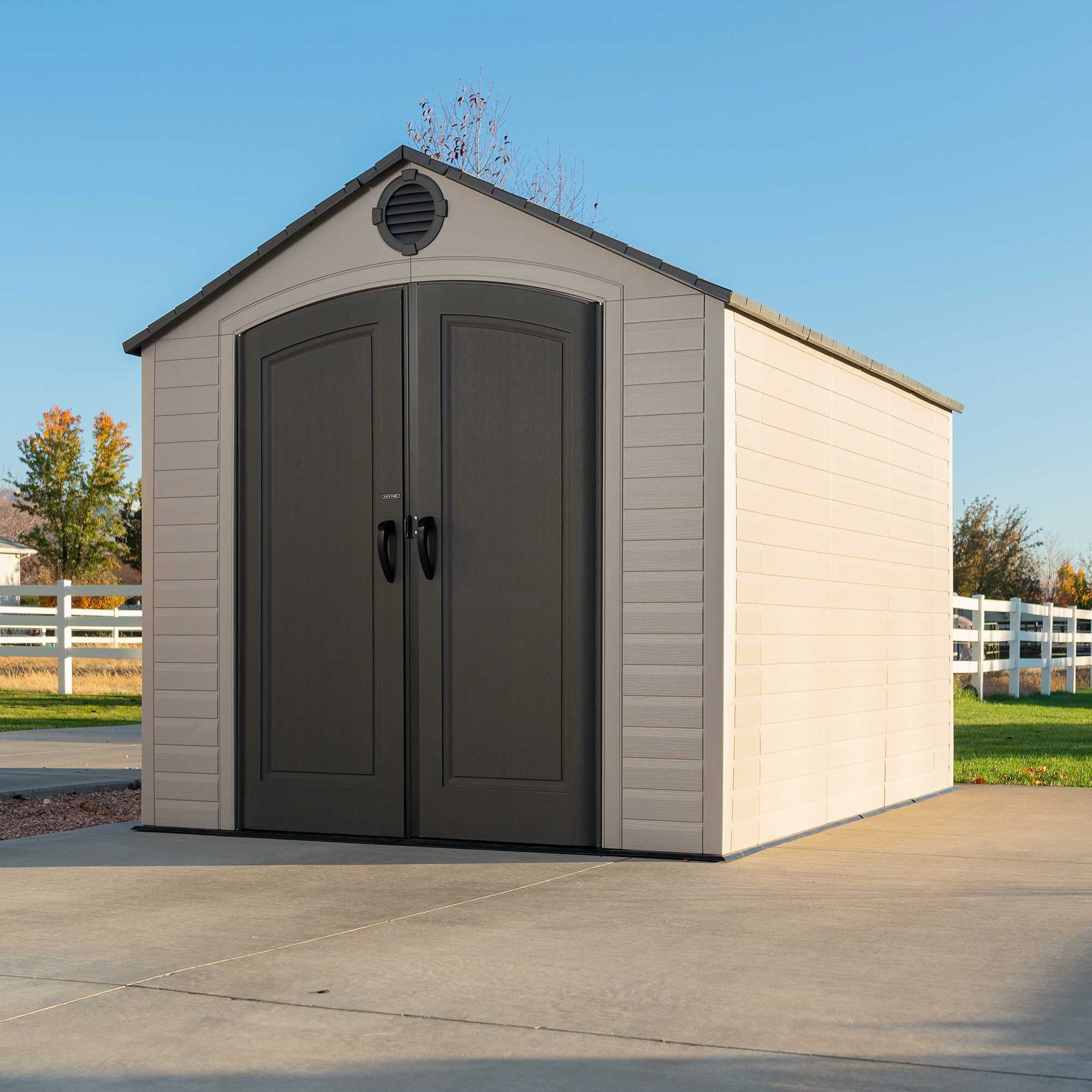 Abri de jardin Lifetime de 2,4 m x 3 m