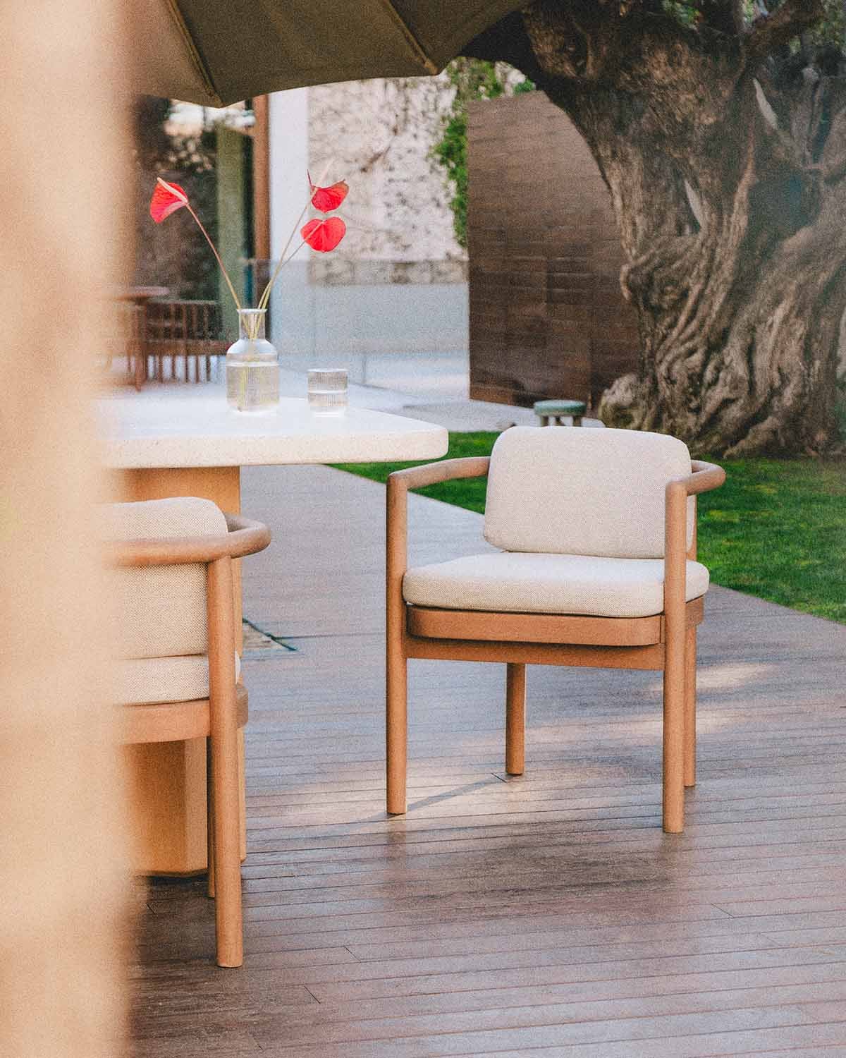 Elnes - Silla de Exterior con Reposabrazos de Madera de Eucalipto y Tela Elnes