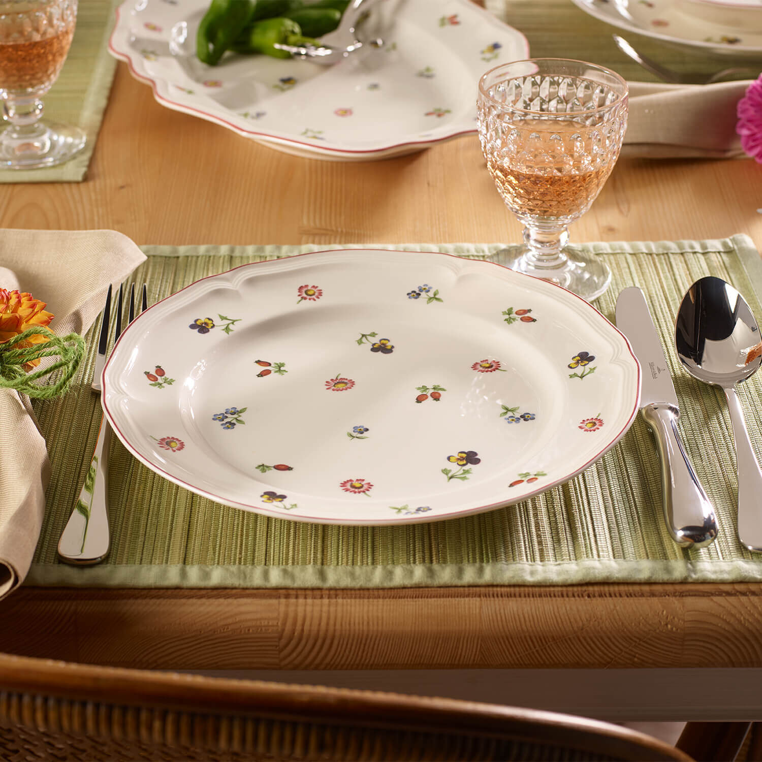 Petite Fleur Dinner plate - White, 10.6'', Premium Porcelain