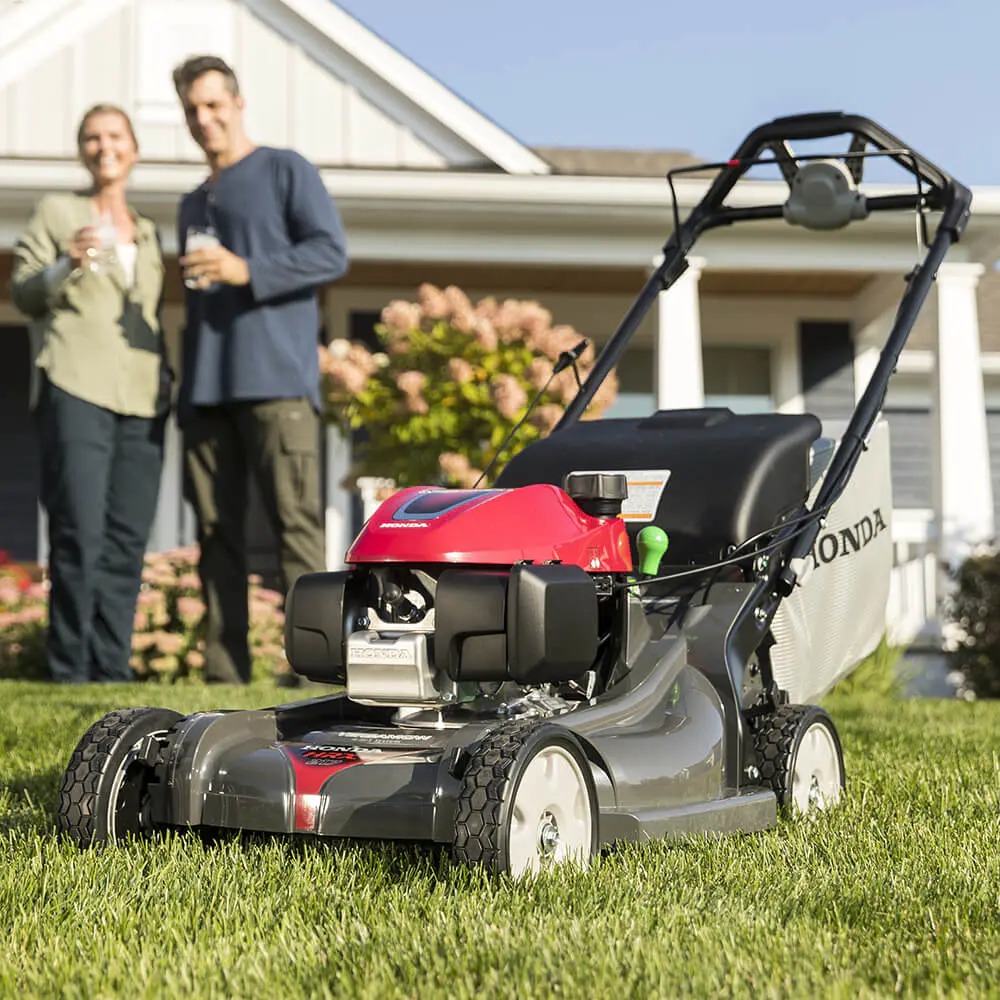 Tondeuse à gazon autotractée Versamow 4 en 1 avec plateau de coupe Nexite de 53 cm (21 po), démarrage électrique hydrostatique, moteur GCV200, starter automatique et lame Roto-Stop.