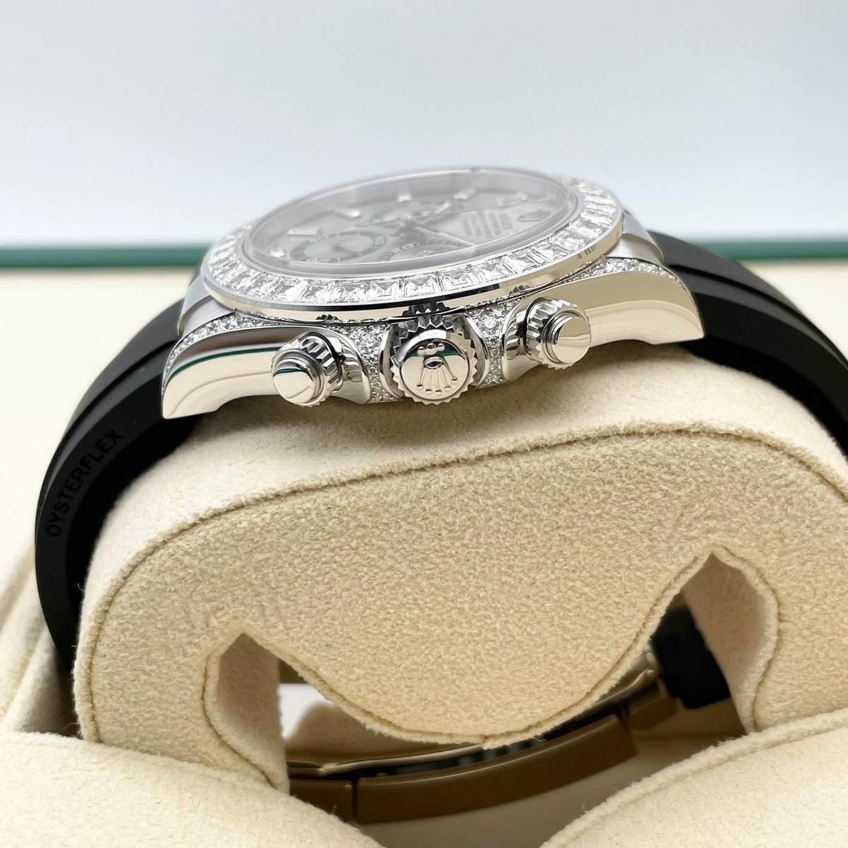 [Super Clone]Rolex Cosmograph Daytona 40mm White Gold Diamond Baguette Silver Dial Diamond Bezel Oysterflex - 126539TBR