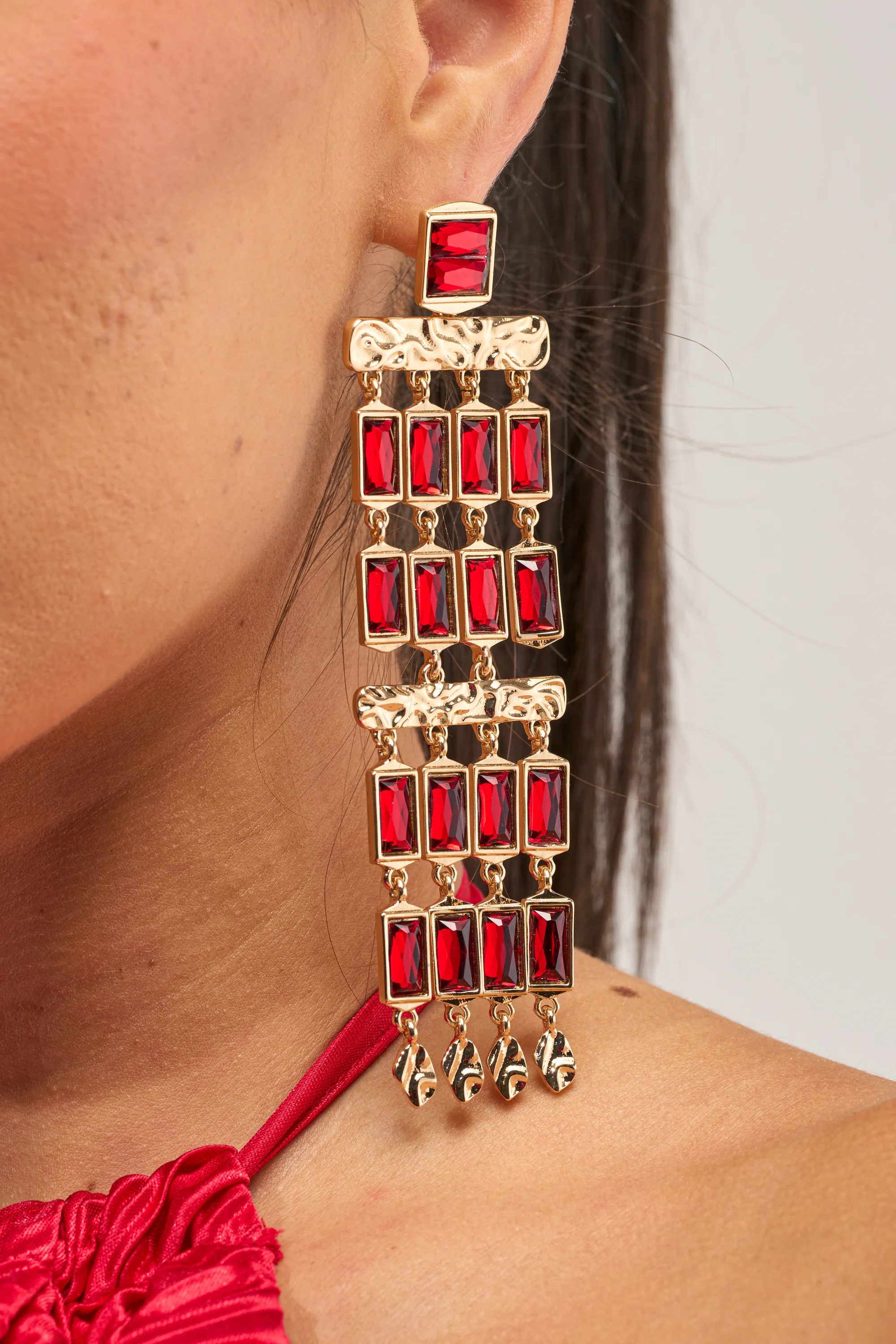 BAGUETTE CHANDELIER EARRINGS IN RED - Akira Store