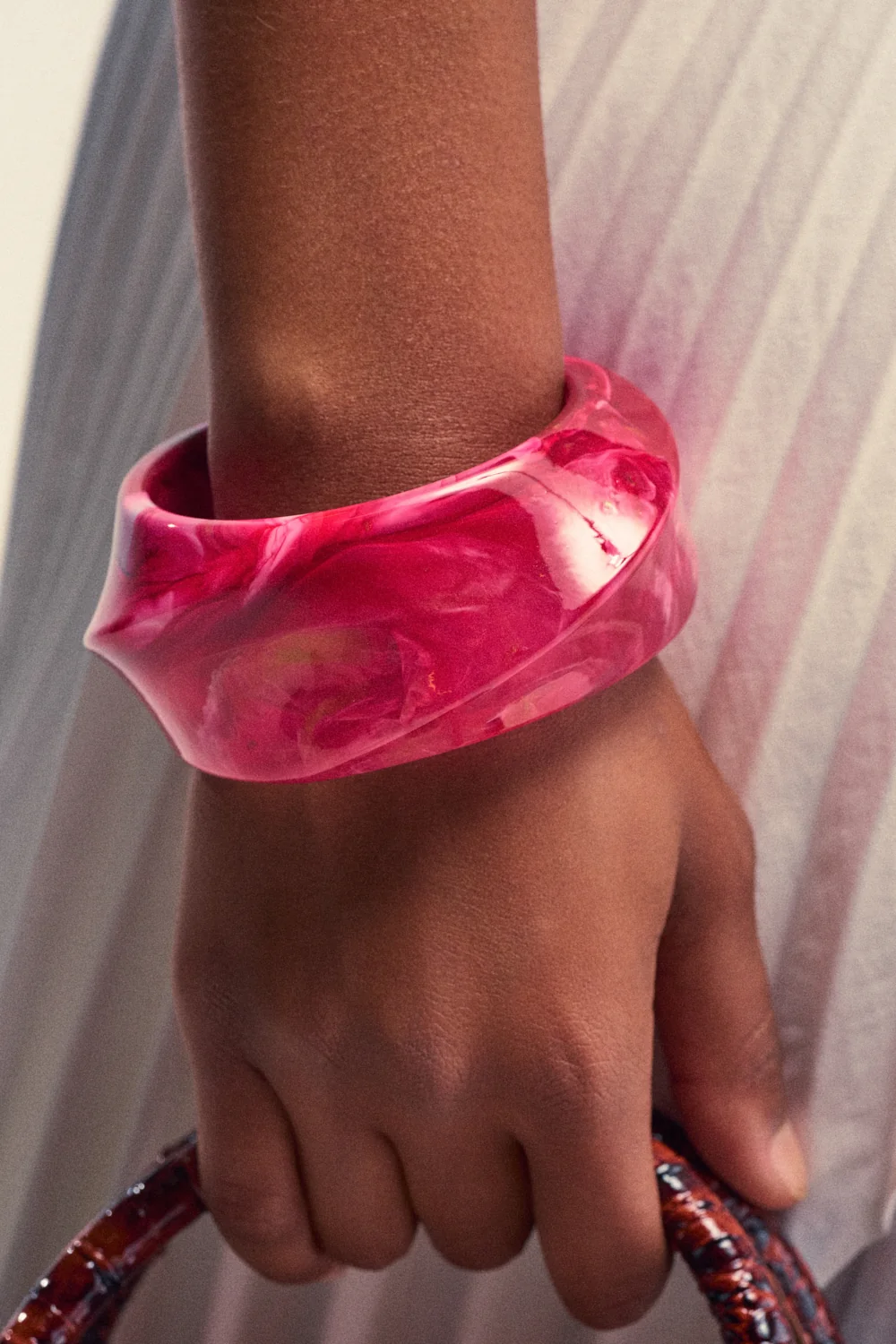RESIN SWIRL BANGLE IN PINK - Akira Store