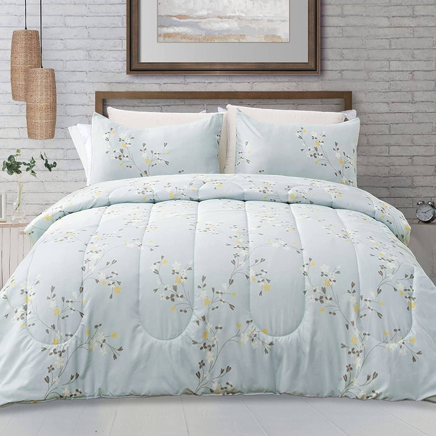 Exclusivo Mezcla 3-Piece Flower King Size Comforter Set, Microfiber Bedding Down Alternative Comforter for All Seasons with 2 Pillow Shams, Baby Blue