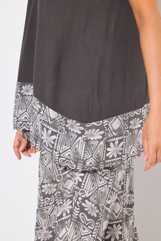 Sleeveless Border Print Blouse