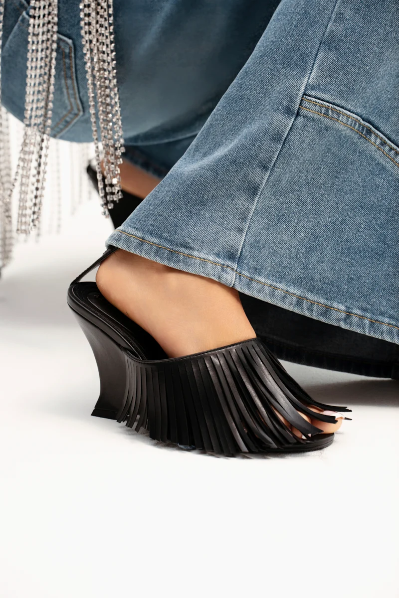 AZALEA WANG FASCIA BLACK FRINGE WEDGE SANDAL - Akira Store