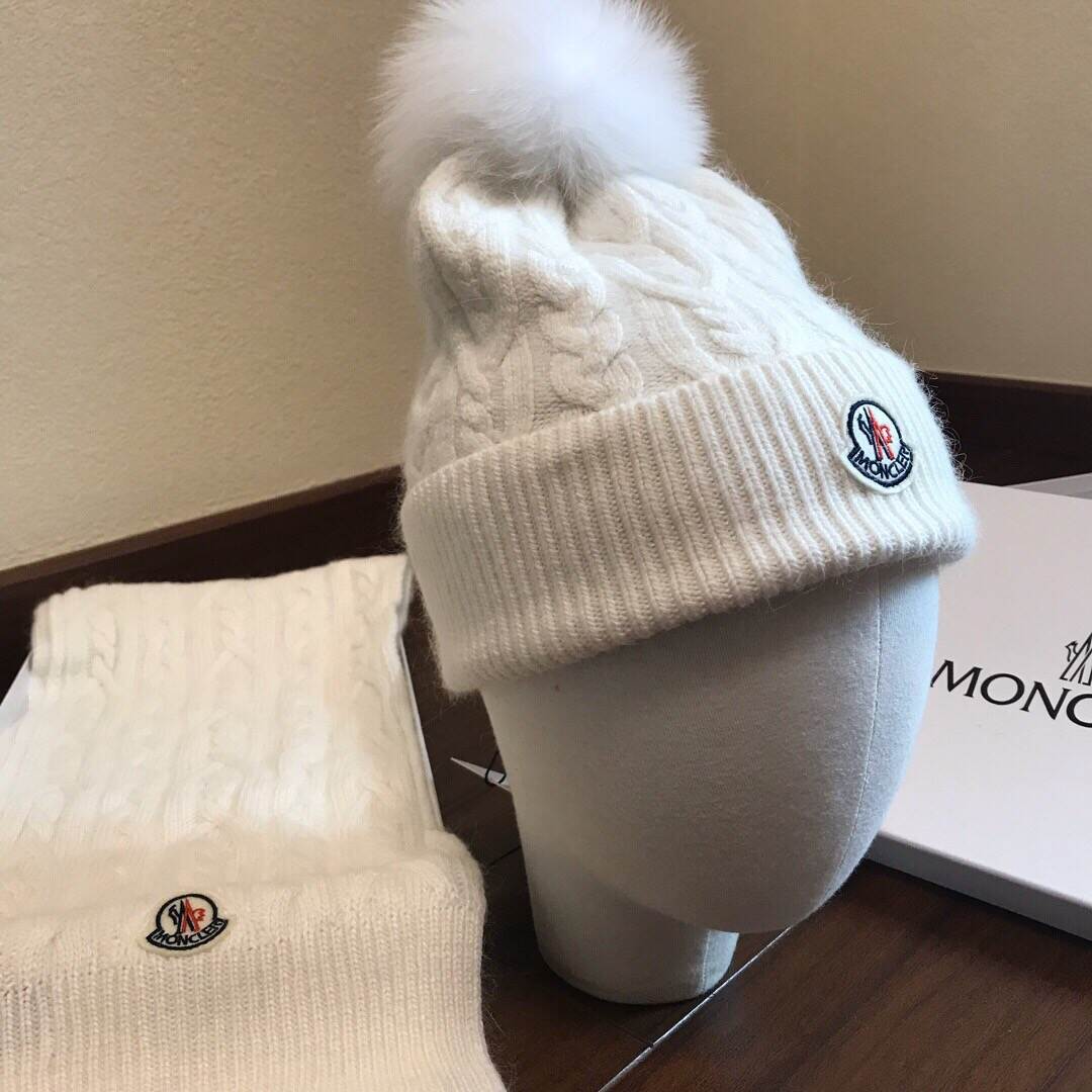 モンクレール新作 フォックスファーボール付きニット帽+マフラー 2枚 Moncler