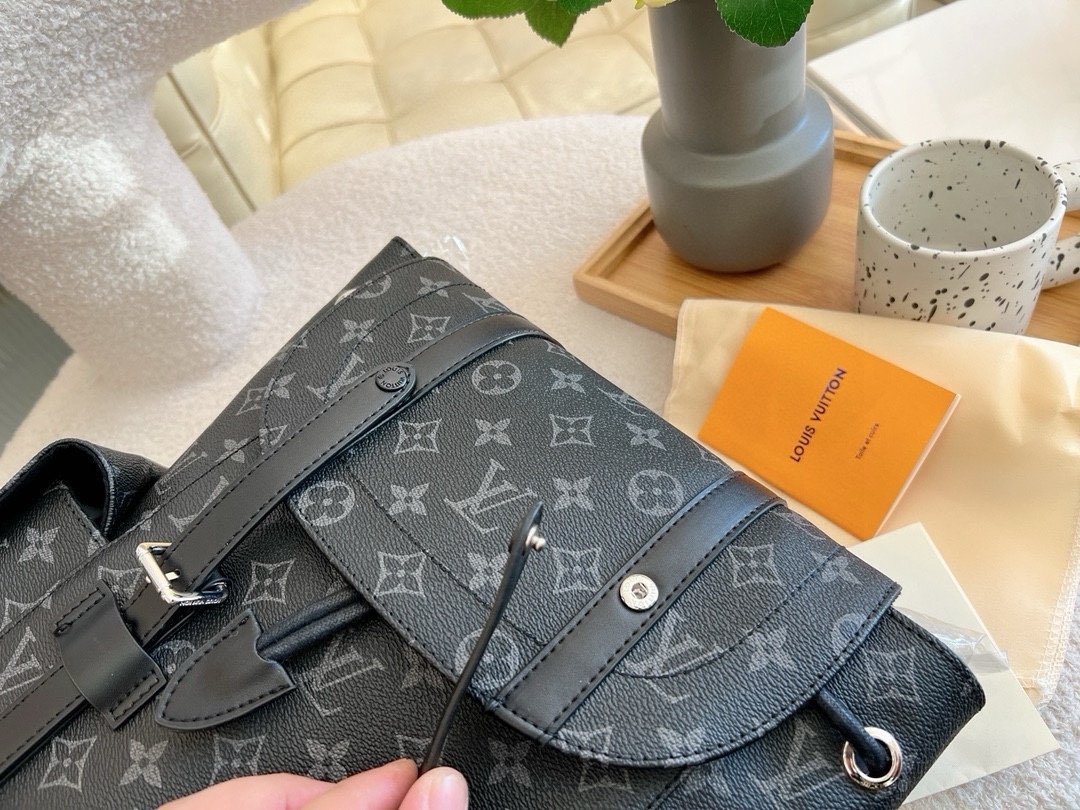 Louis new arrival men backpack bag 003 size: 31*15*45 cm