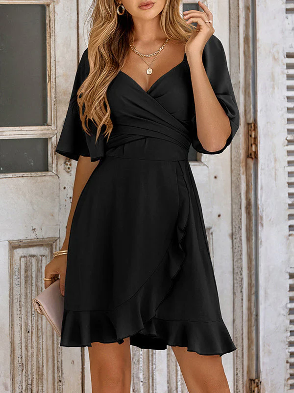 Robe courte à volants séduisante avec taille nouée et manches évasées