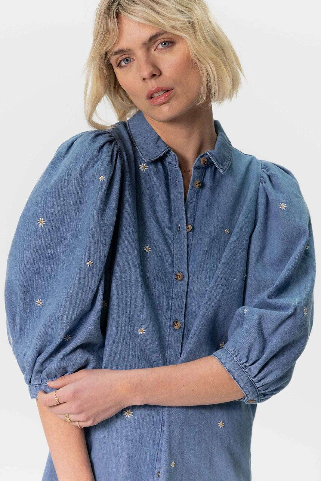 Denim jurk met pofmouwen en madeliefjes embroidery