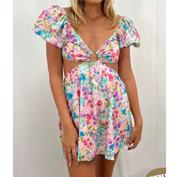 Robe courte à imprimé floral coloré et découpes