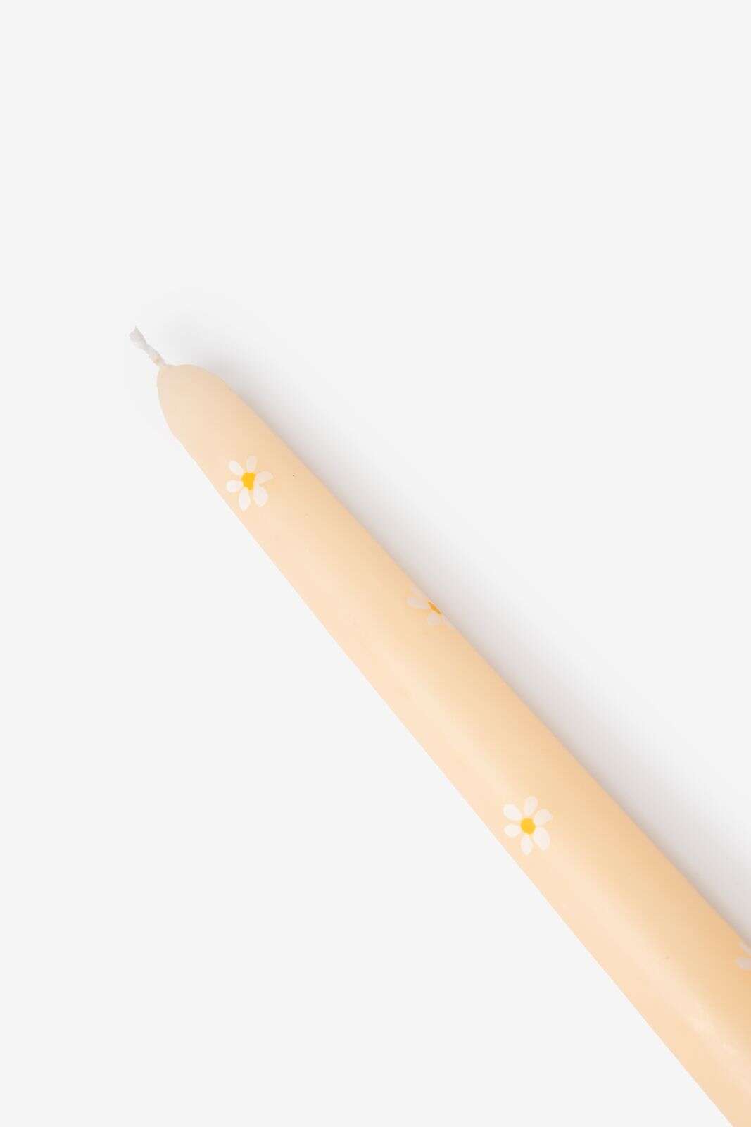 Beige dinerkaarsen met witte madeliefjes 25 cm