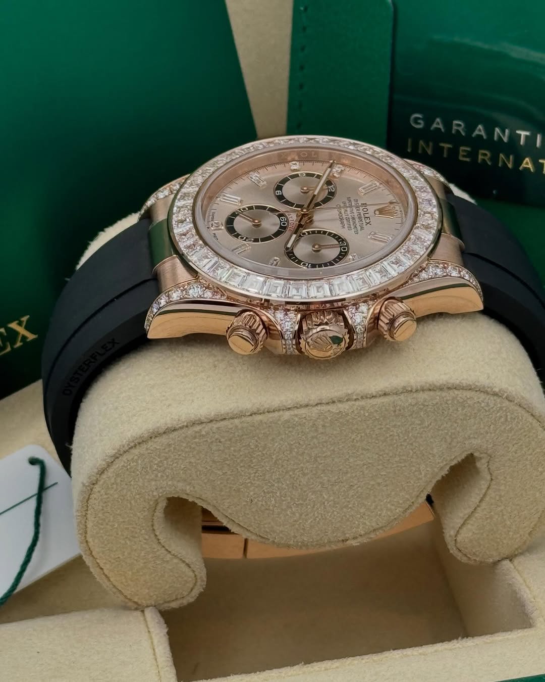 [Super Clone]Rolex Cosmograph Daytona 40mm Rose Gold Diamond Baguette Sundust Dial Diamond Bezel Oysterflex - 126535RBR