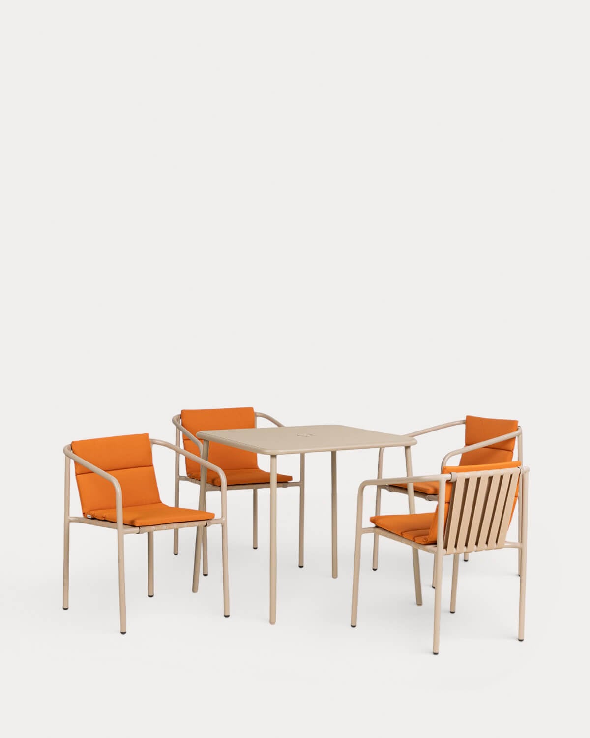 Set Mijail - Vinke - Set de Mesa Cuadrada (78x78 cm) Mijail y 4 Sillas con Resposabrazos de Metal Vinke de Exterior