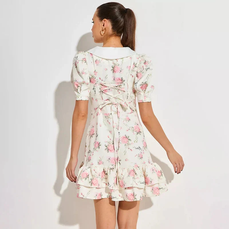Robe courte à volants avec manches bouffantes