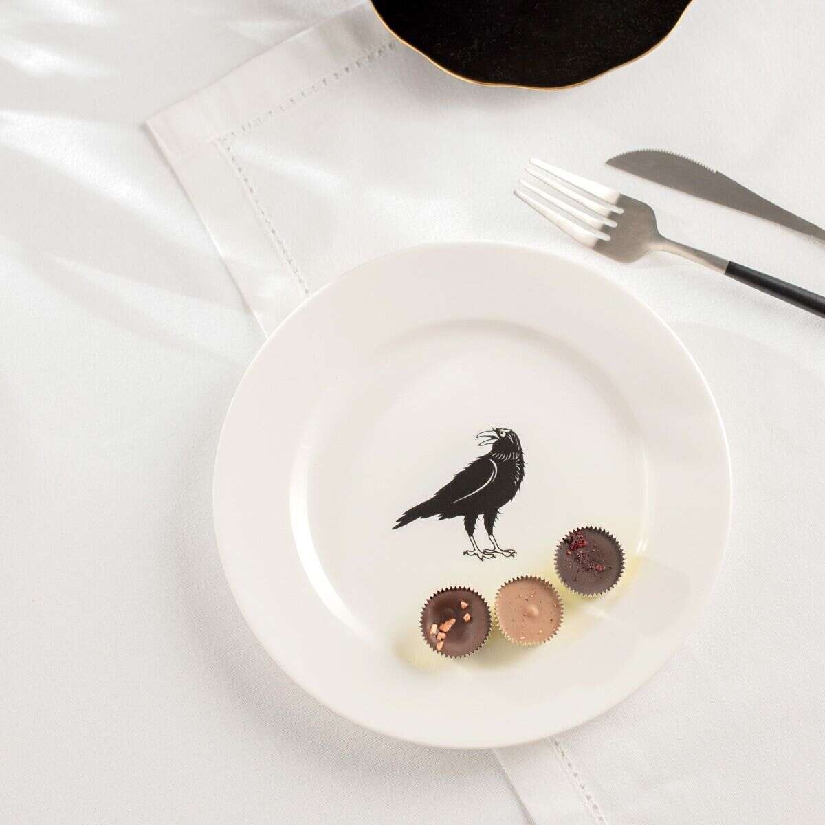Talerz BARIK deserowy biały z krukiem 20 cm