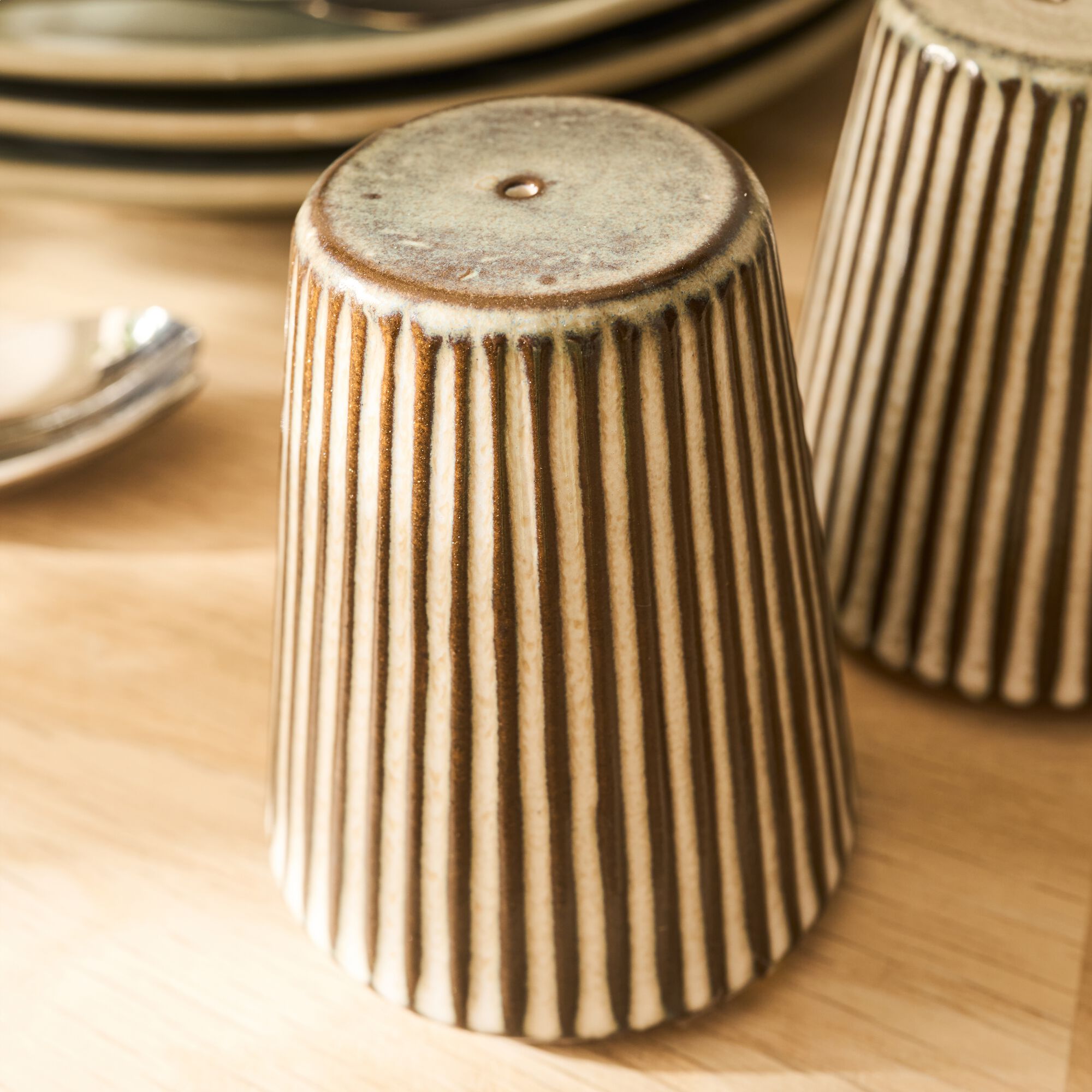 PASSERIN - Set de salière et poivrière en grès strié D7cm - gris