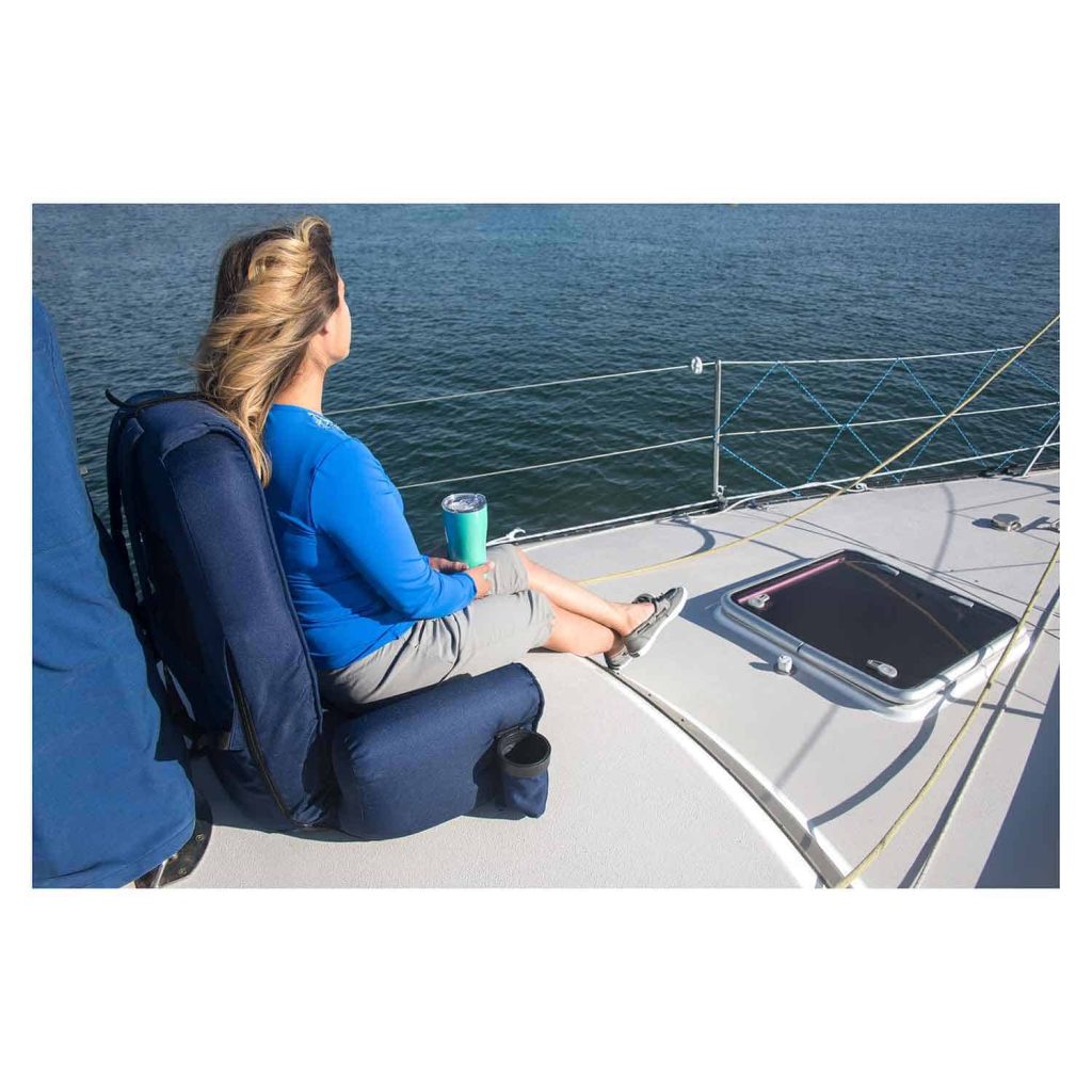 Siège portable à dossier haut WEST MARINE avec accoudoirs et poches, tissu résistant aux UV et déperlant