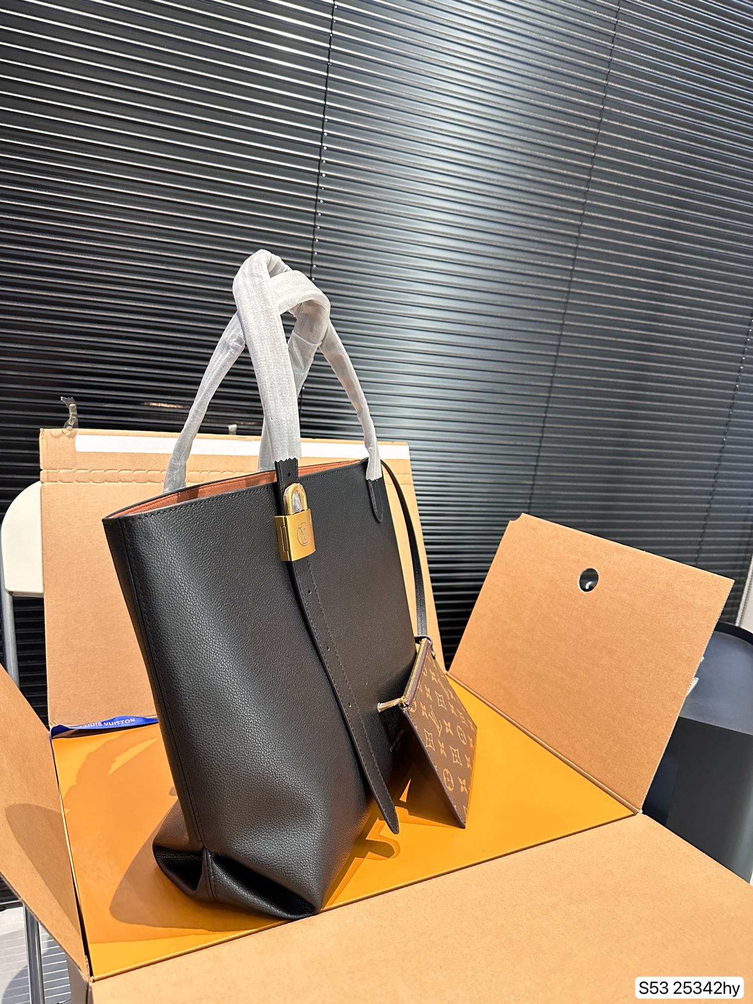 Louis new arrival lock hobo tote bag size��47 * 31 cm