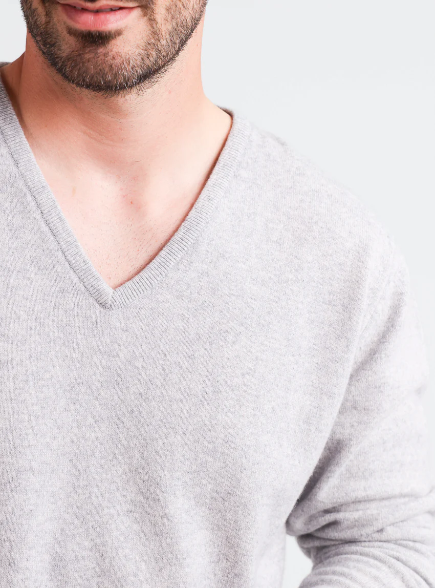 Pull homme col V en cachemire et laine gris nacre