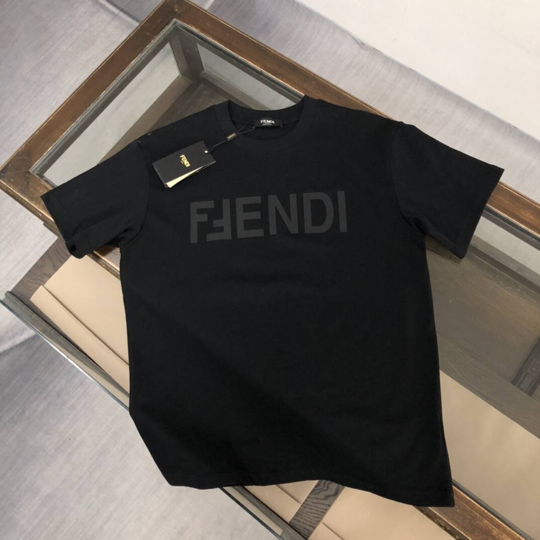 【FENDI】【在庫あり】【即日出荷】（フェンディ）男女兼用半袖Tシャツ
