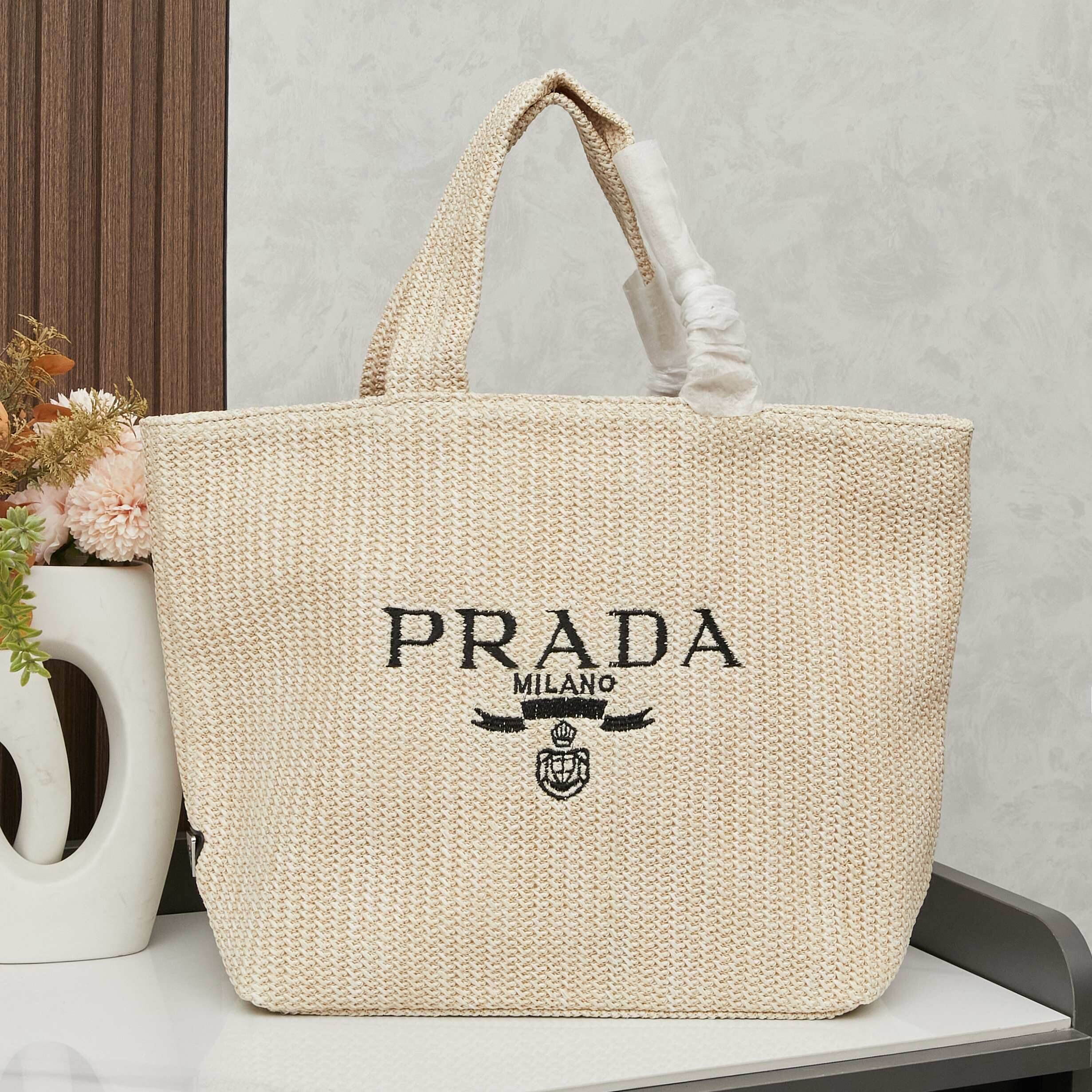 PRADA 新作 ホロウアウト ラフィア編み トートバッグ