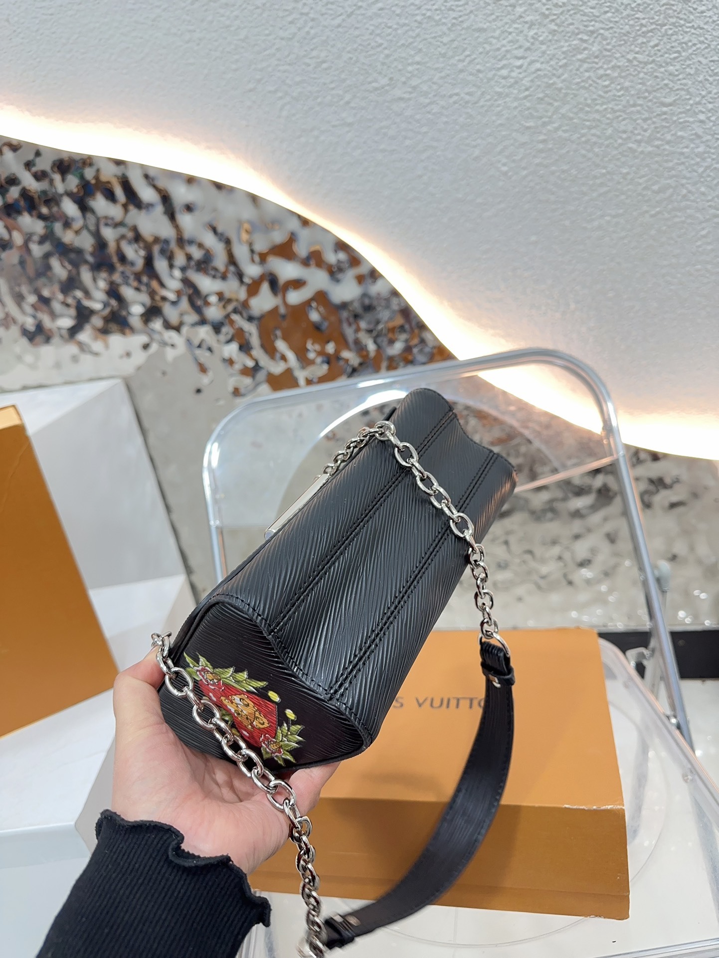 Louis new arrival TWIST bag size??23 * 16 cm