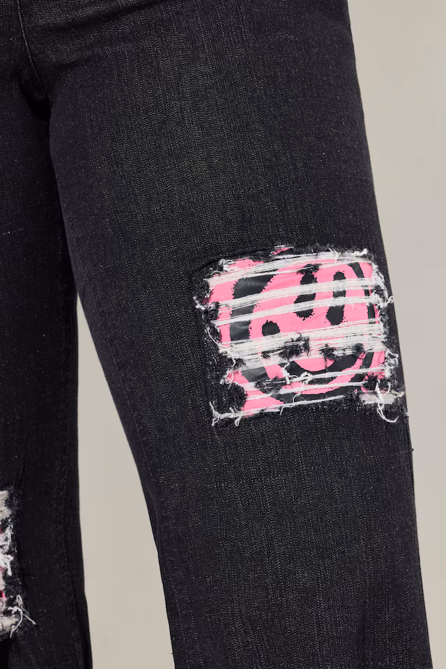Jeans with wide legs and distressed details