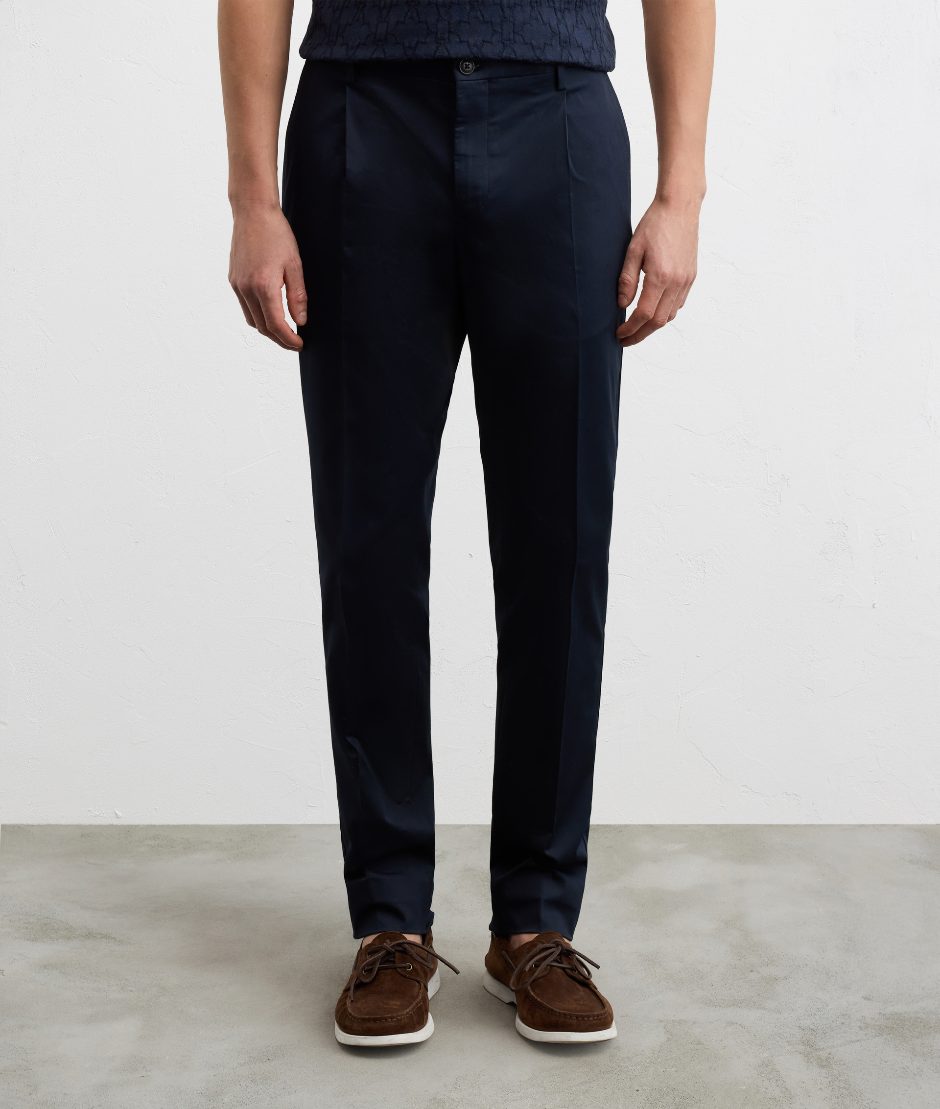 NAVY BLUE STRETCH COTTON PLEATED CHINOS