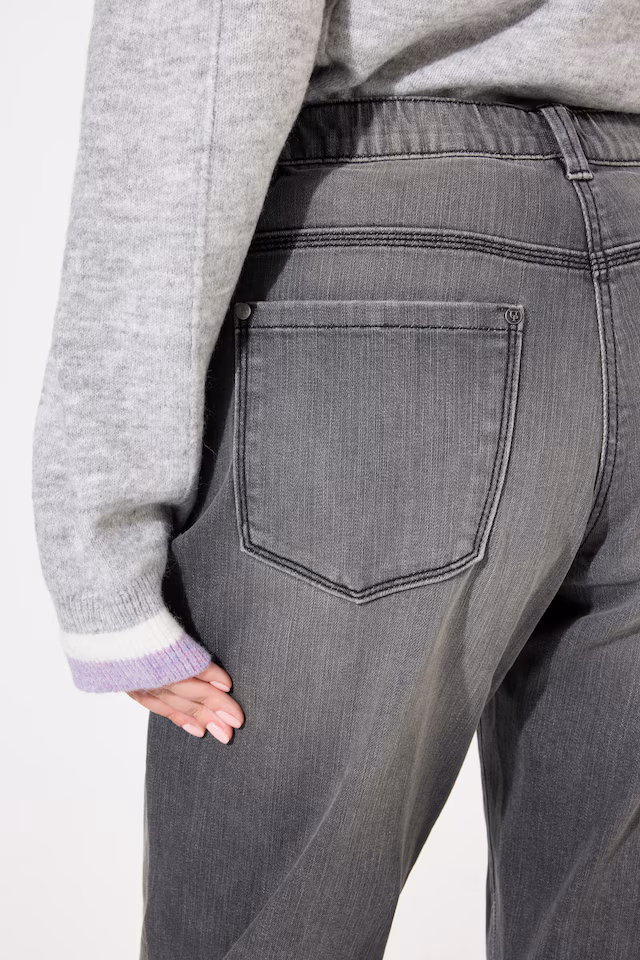 Distressed Stretch Fit Boyfriend Jeans
