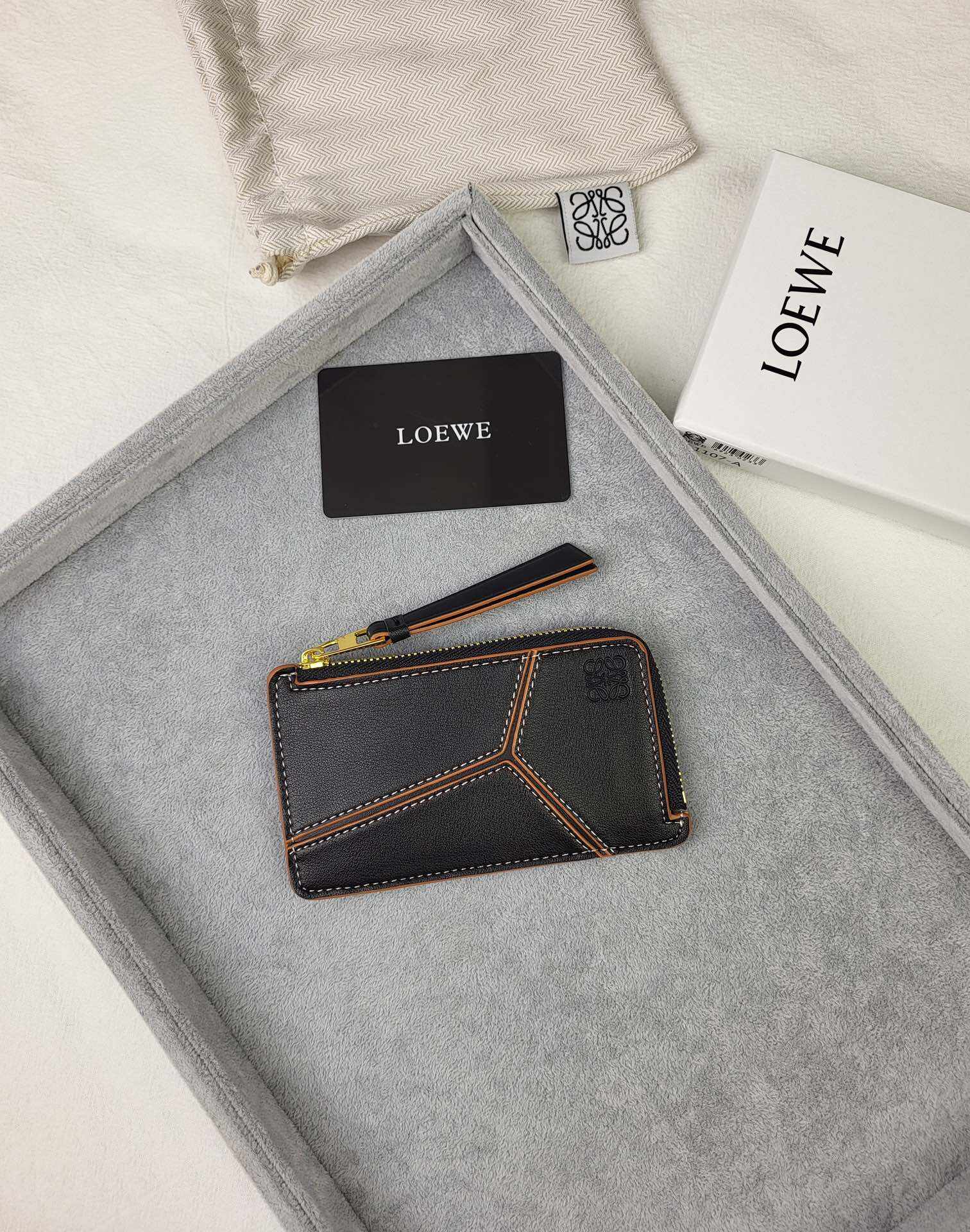 LOEWE【ロエベ】関税送料込み エレガントミニ財布 4色 春のトレンドアイテム