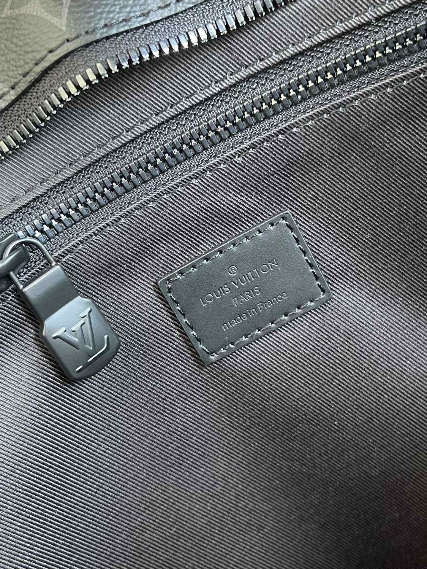 Louis Sac Plat Horizontal Zipp?? size: 39x30x7CM