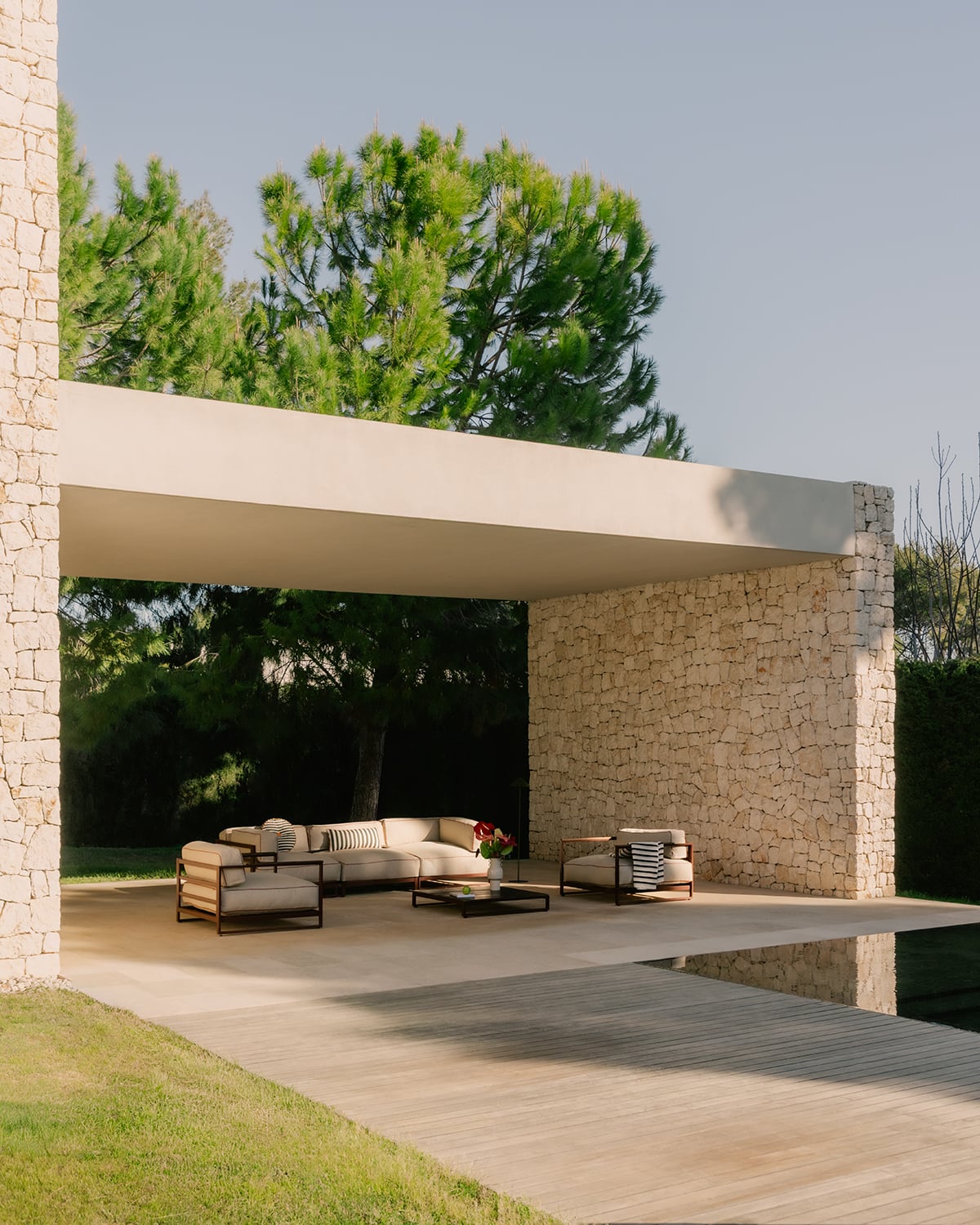 Kristen - Conjunto de Jardín con 2 Módulo Esquinero, Módulo Central, 2 Sillones y Mesa de Centro de Metal y Tela Kristen