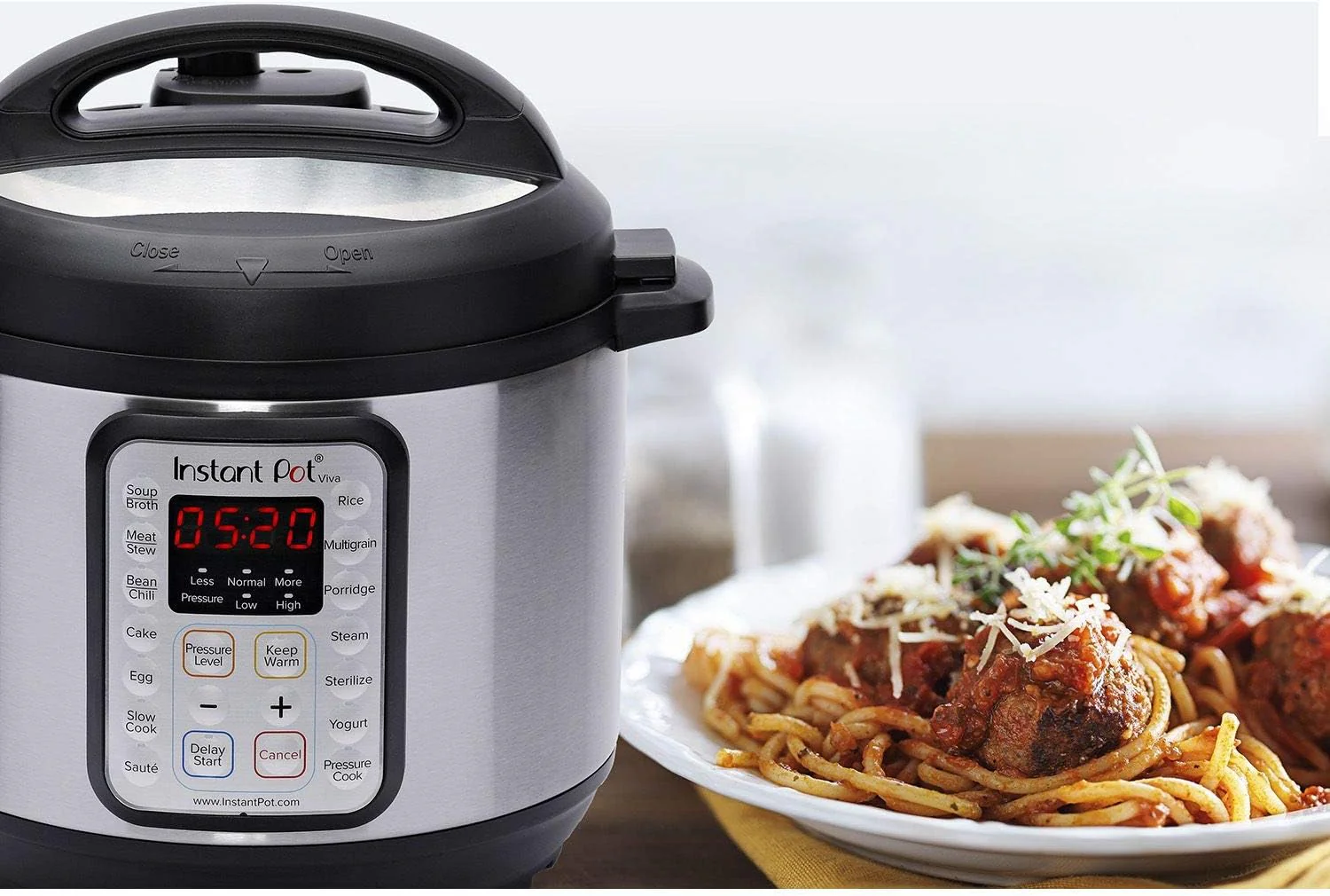 Multicuiseur 9 en 1 : autocuiseur, mijoteuse, cuiseur à riz, cuiseur vapeur, fonction sauté, yaourtière, chauffe-plat et stérilisateur. Application avec plus de 800 recettes incluse. Acier inoxydable. Capacité : 6 litres.