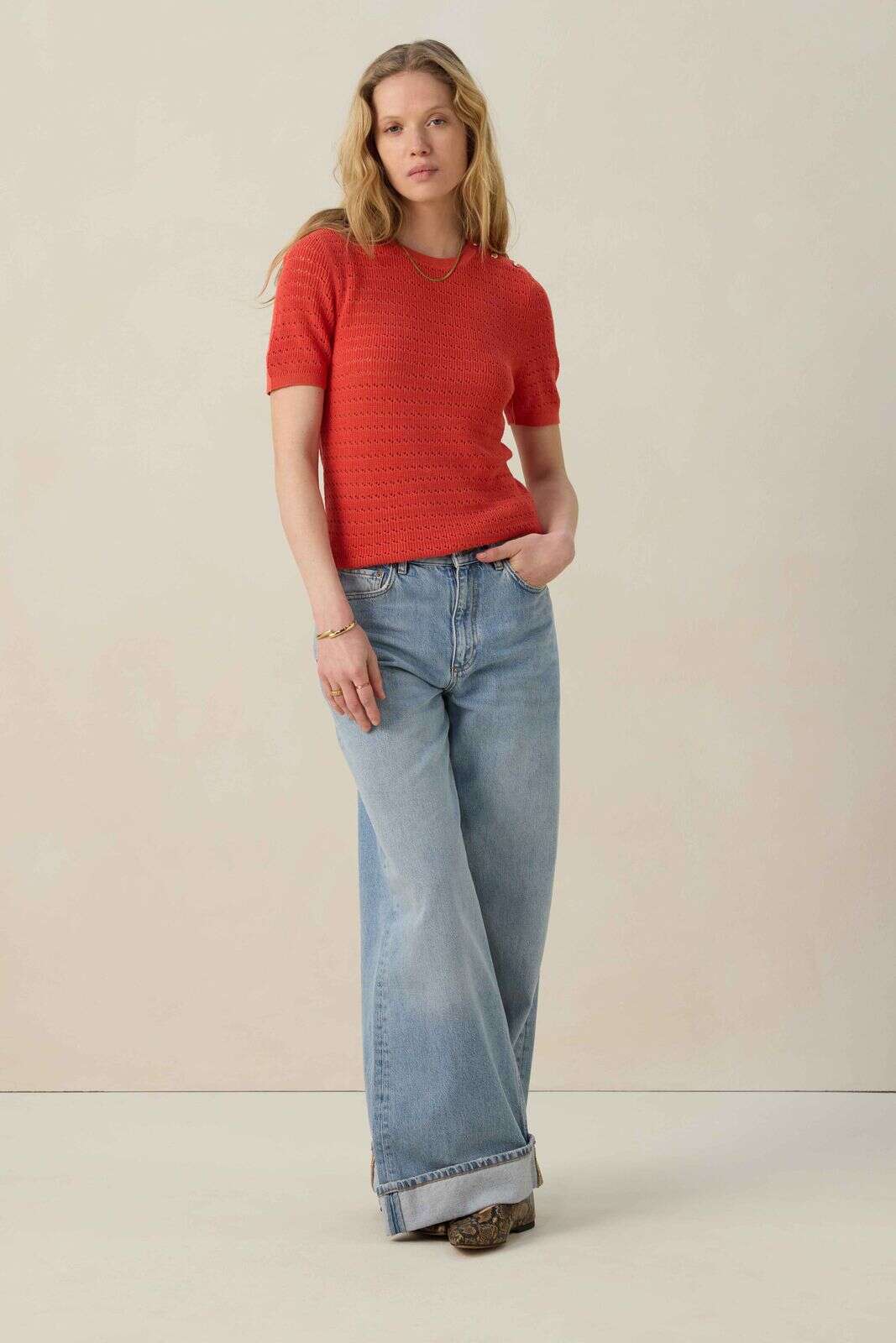 Rode gebreide trui met knopen