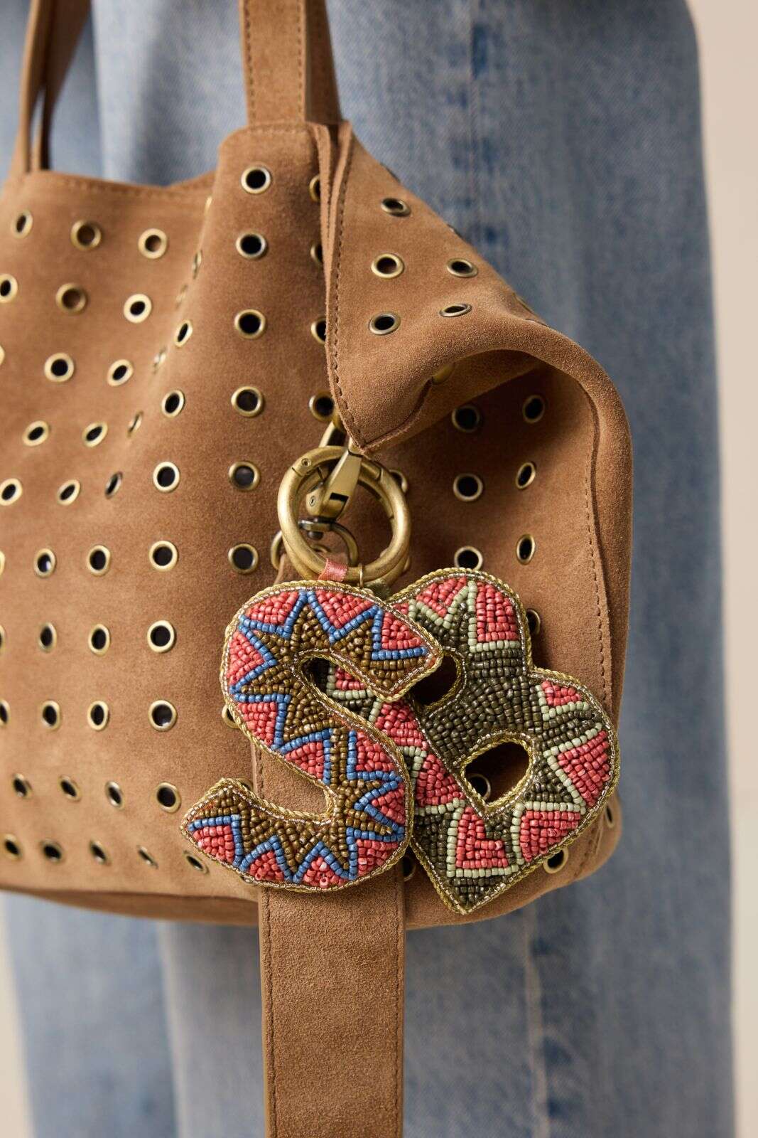 Donkergroene bag charm letter J