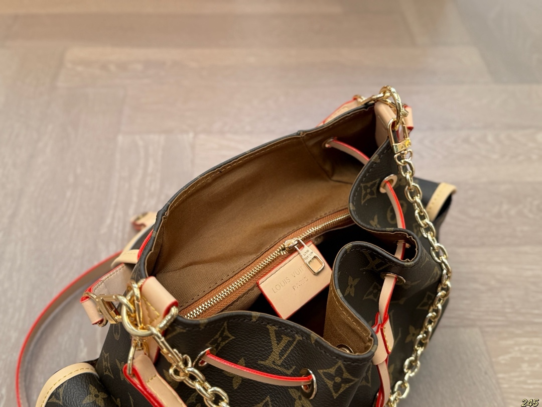 Louis new arrival vintage chain bag size: 31*22 cm