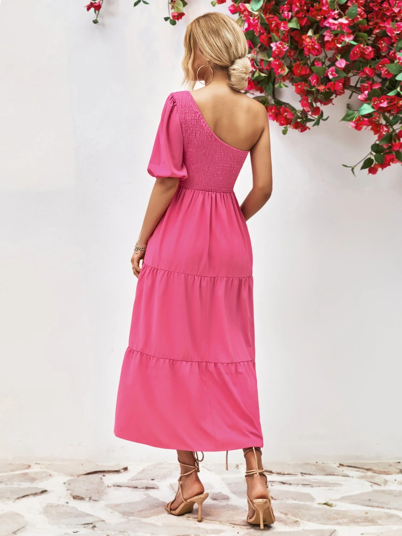 Sophie Paris | Robe mi-longue à une épaule froncée avec silhouette fluide