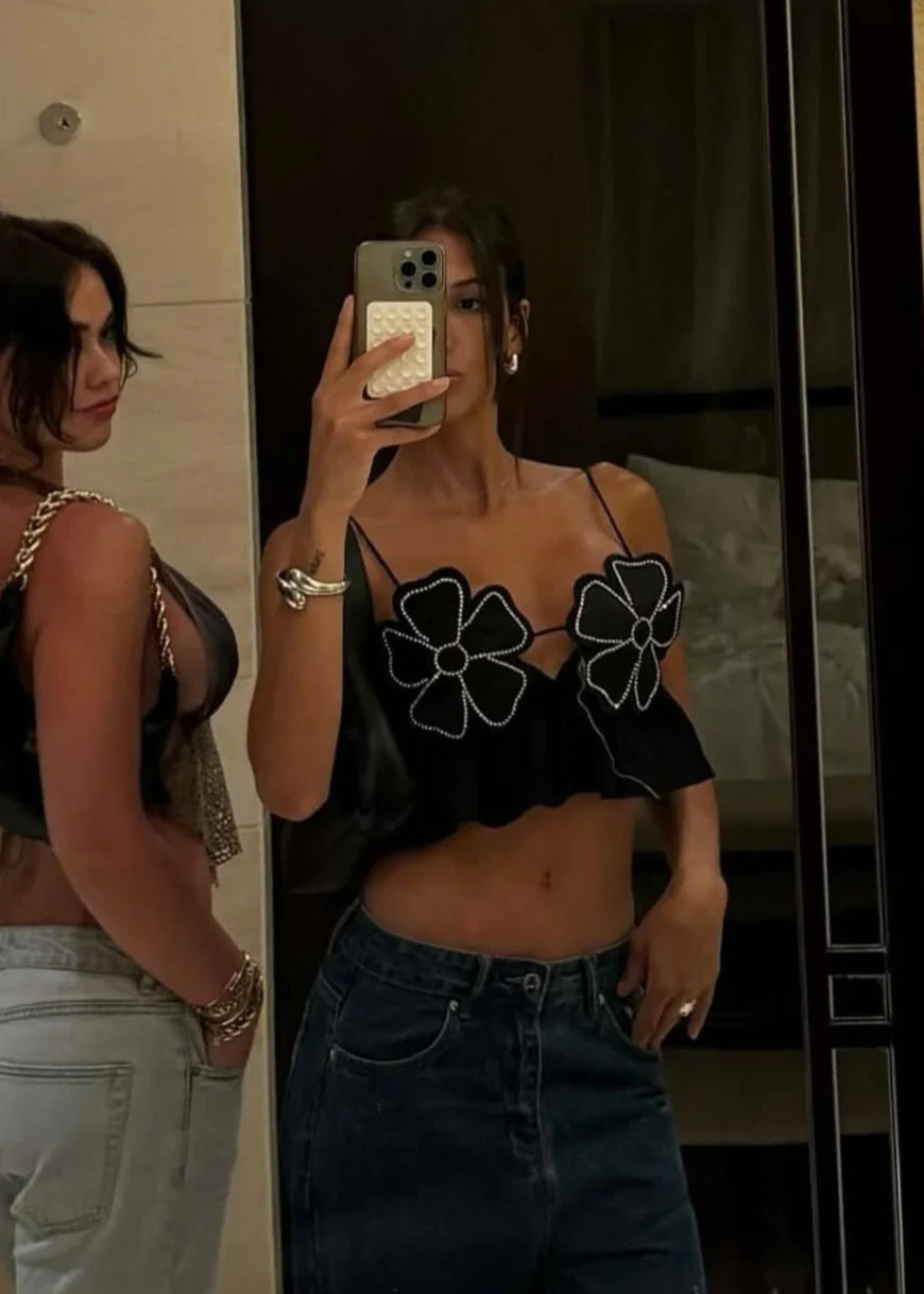Haut noir en satin pour femme à col bénitier