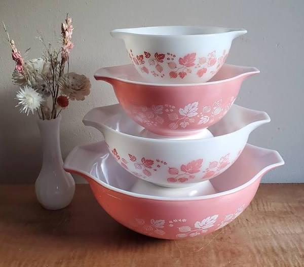 Bols à mélanger Cendrillon vintage en Pyrex rose groseille ParkwoodTreasures