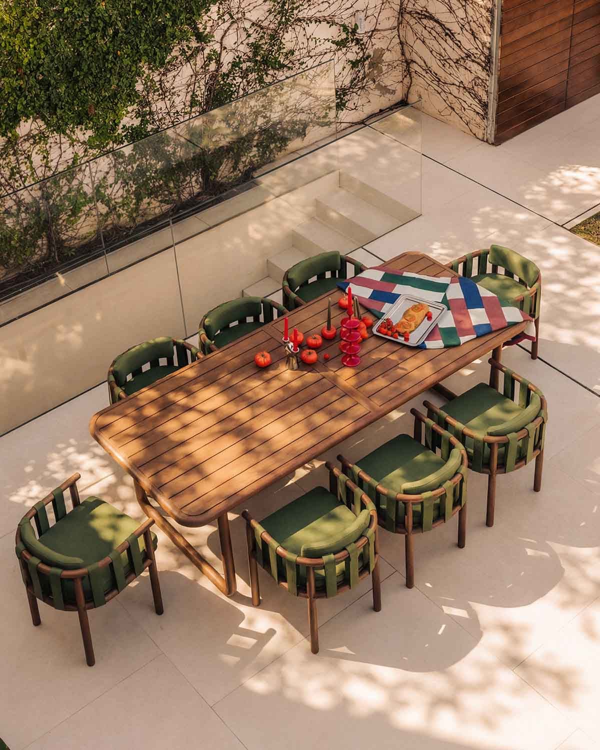 Edvard - Set de Mesa Rectangular (240x100 cm) y 8 Sillas de Madera de Eucalipto y Tela de Exterior Edvard