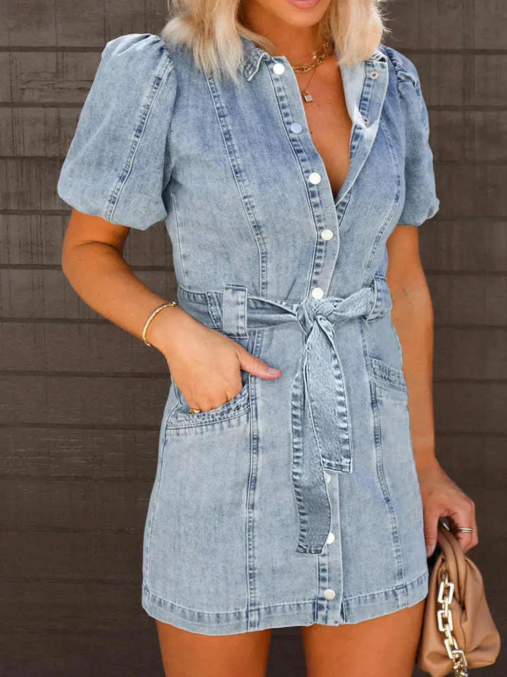 Robe mini en jean à manches bouffantes et boutons devant
