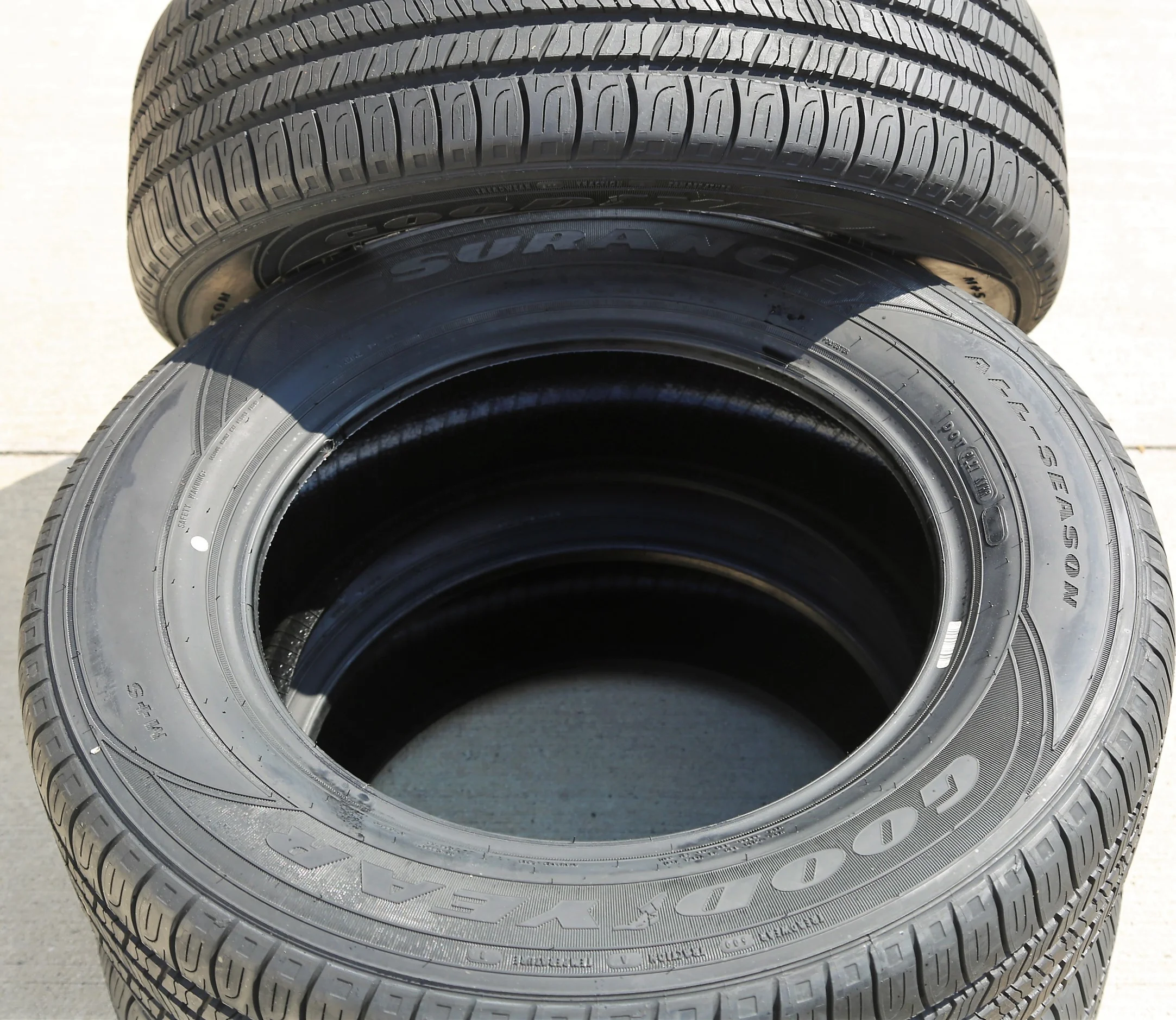 Set of 4 Goodyear Assurance All - Season 225/55R17 97T a/S Tires
