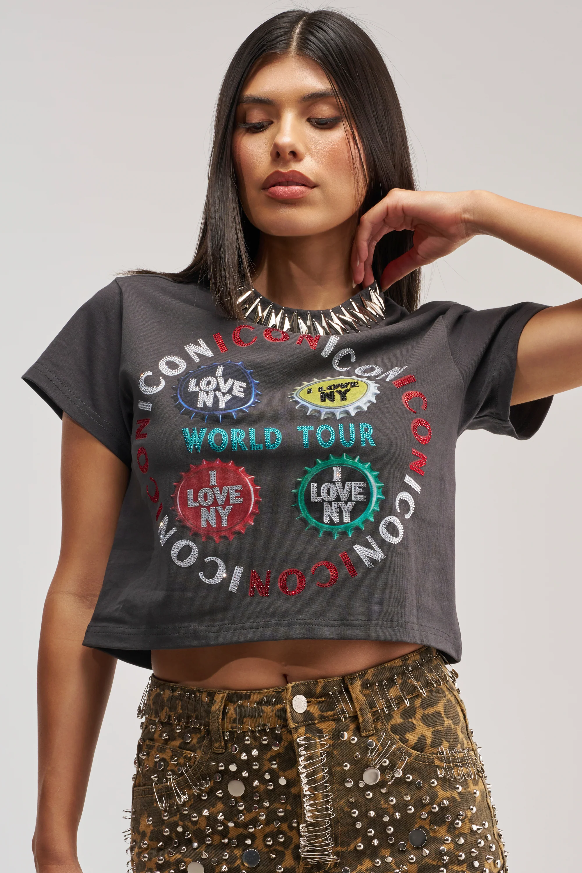 ICONIC GRAPHIC CROPPED TEE - Akira Store