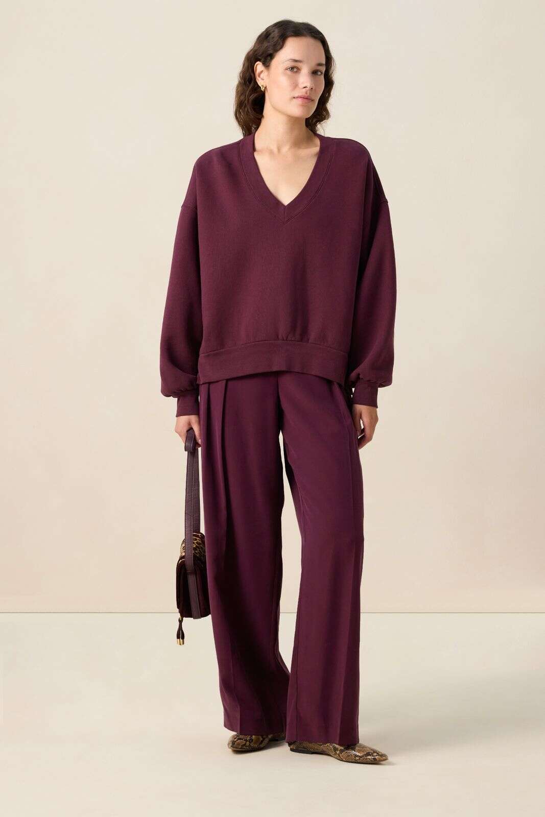 Donkerrode sweater met V-hals