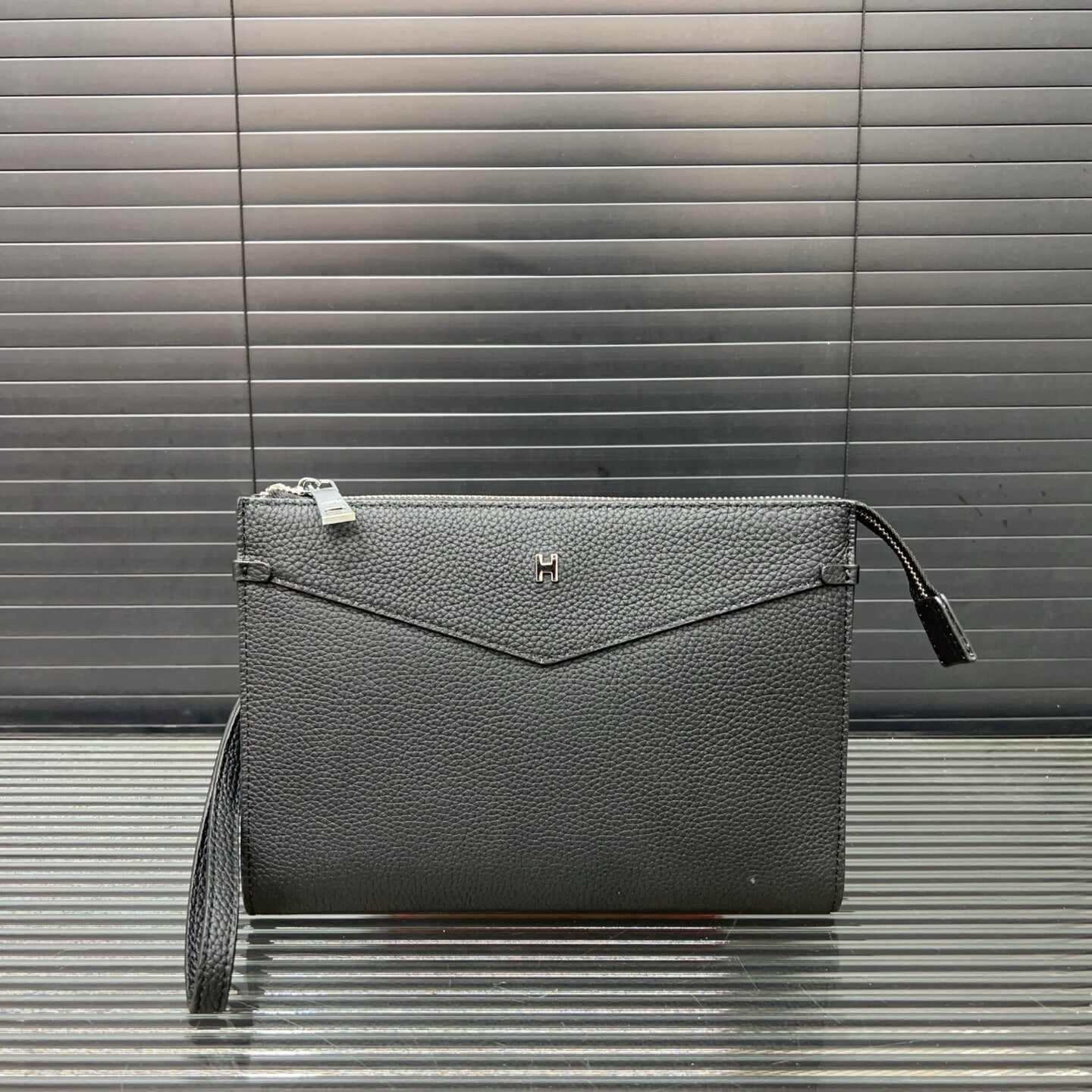 【エルメス】シンプルでエレガント ブラックレザークラッチ 大人の男性に最適