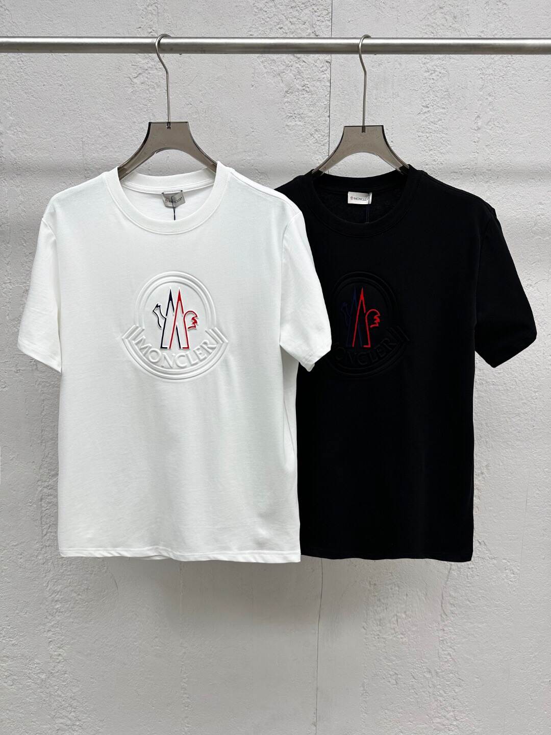 【Moncler 】（モンクレール）胸の刺繍 半袖 男女兼用Tシャツ